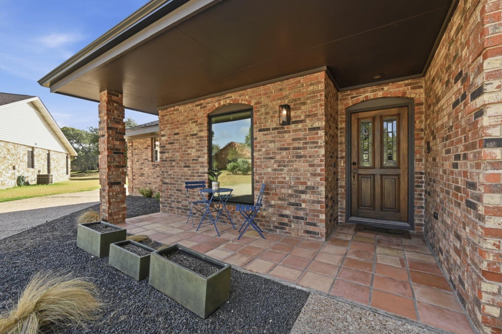 Photo of 5000 Desert Oak CIR, Austin, TX 78749 (MLS # 3268927)