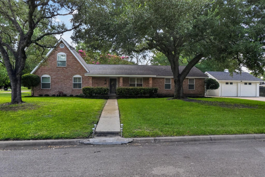 Photo of 1622 Twin Island Drive DR, Lockhart, TX 78644 (MLS # 7077215)