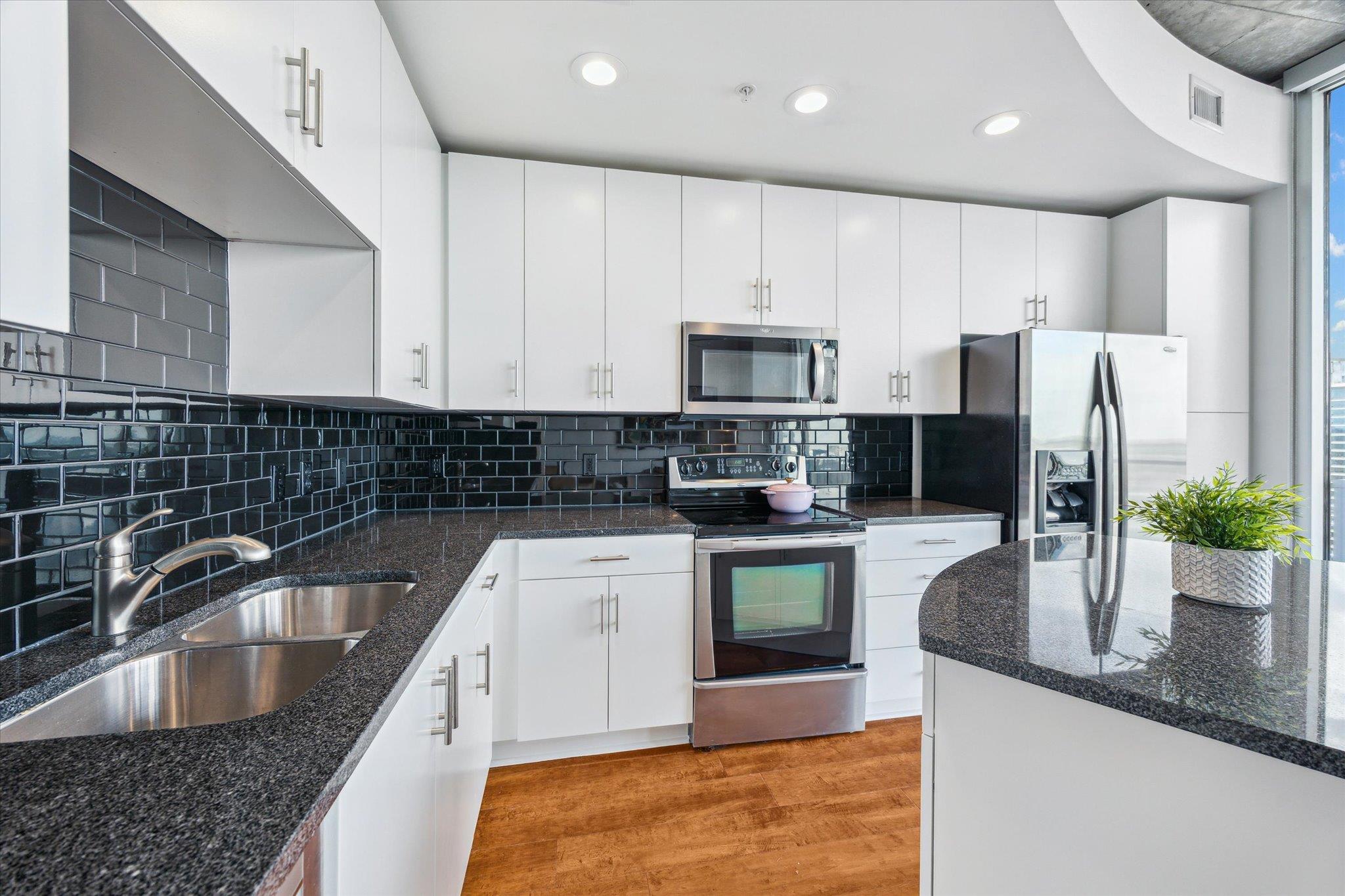 360 Nueces ST 3903