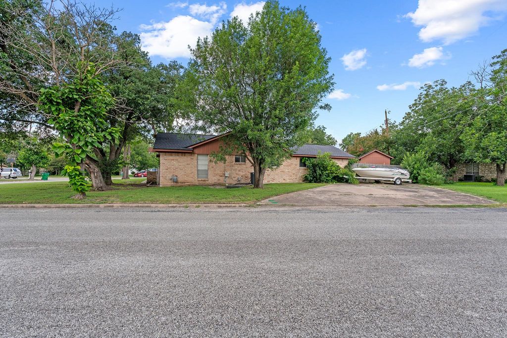 Photo of 2400 Grace ST, Taylor, TX 76574 (MLS # 7981794)