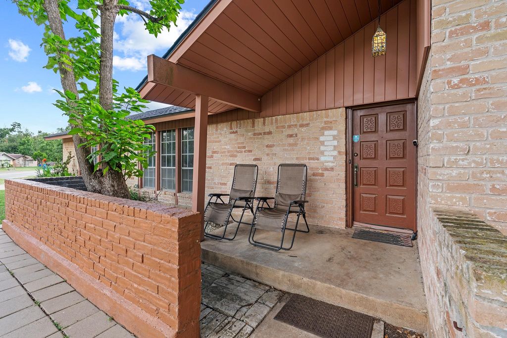 Photo of 2400 Grace ST, Taylor, TX 76574 (MLS # 7981794)