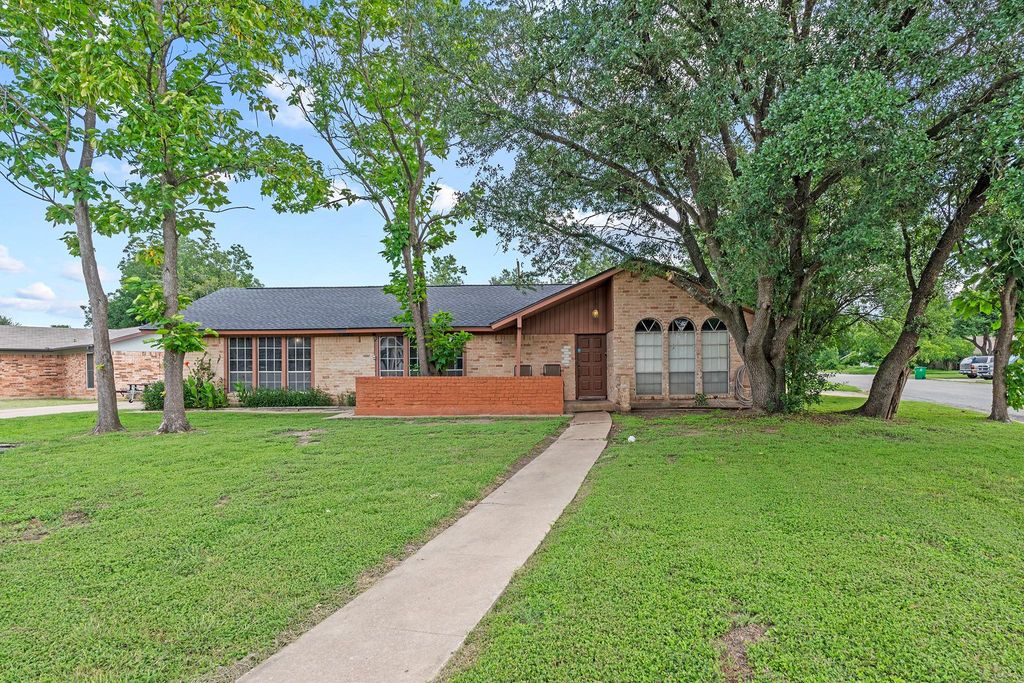 Photo of 2400 Grace ST, Taylor, TX 76574 (MLS # 7981794)
