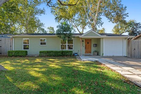 Photo of 2205 N Plains Ave, Austin, TX 78757 (MLS # 9440122) Photo of 2205 N Plains Ave, Austin, TX 78757 (MLS # 9440122)