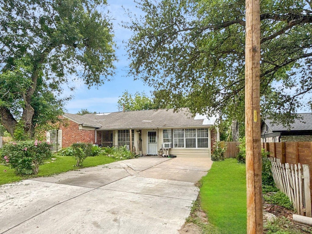 Photo of 5205 Stone Gate DR, Austin, TX 78721 (MLS # 6539228)
