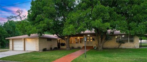 215 S Mulberry ST Luling TX 78648