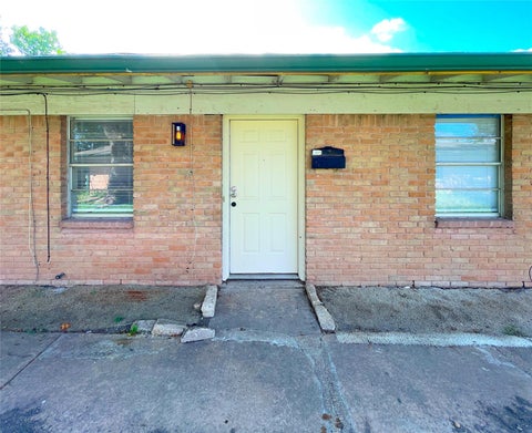 Photo of 902 N Meadows DR #C, Austin, TX 78758 (MLS # 6604714)