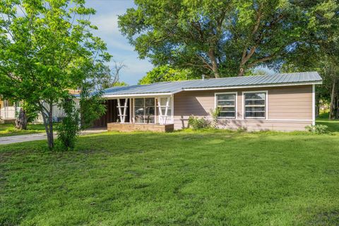 710 Dyer ST Rockdale TX 76567