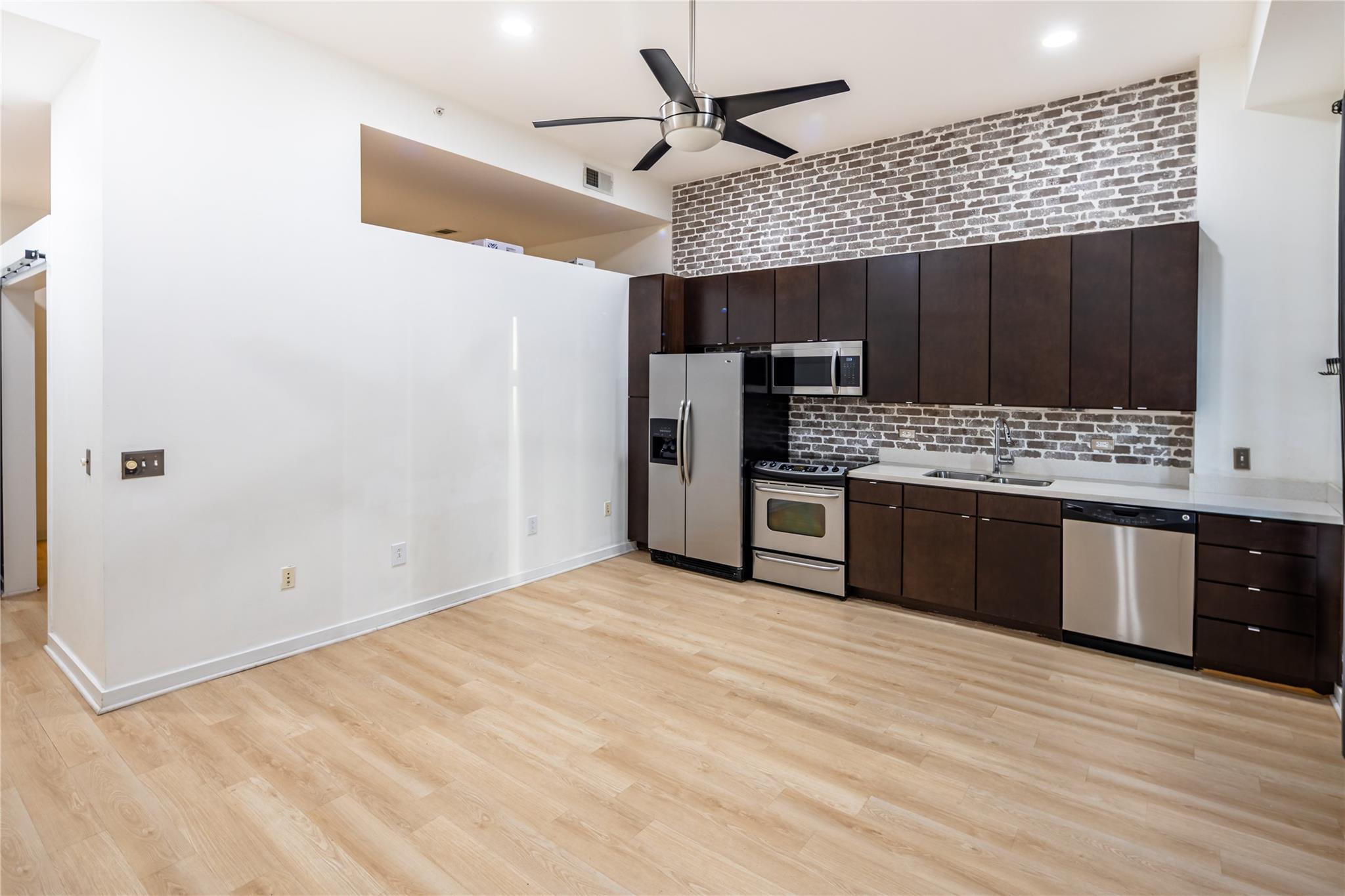 507 Sabine ST 404