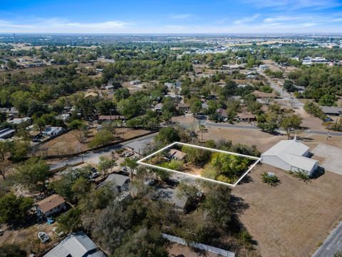 102 Masonic DR Elgin TX 78621