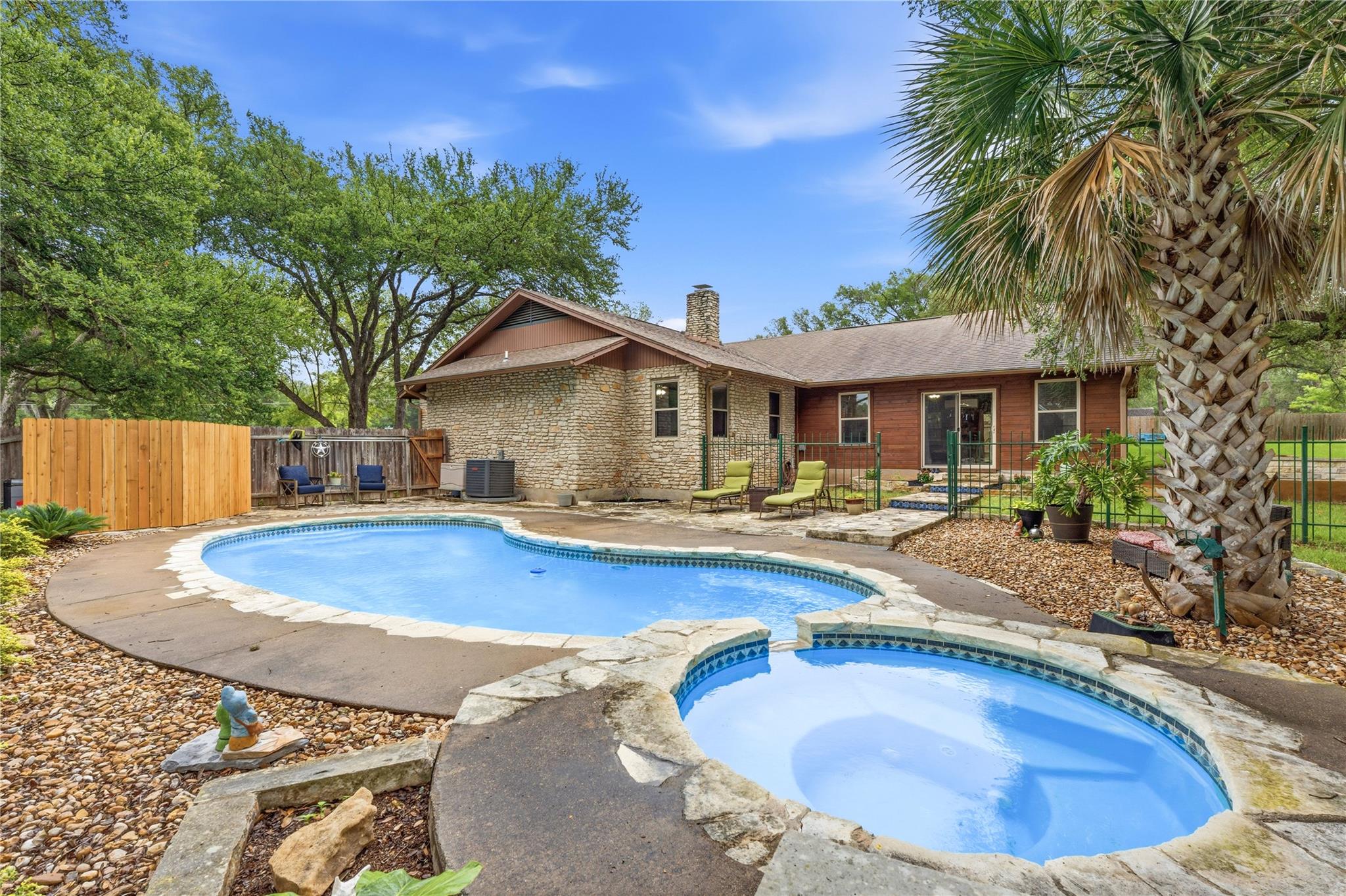 203 Leisurewoods DR
