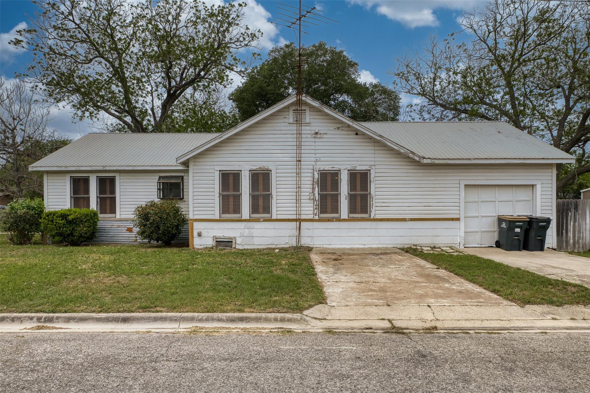 500 W Austin ST