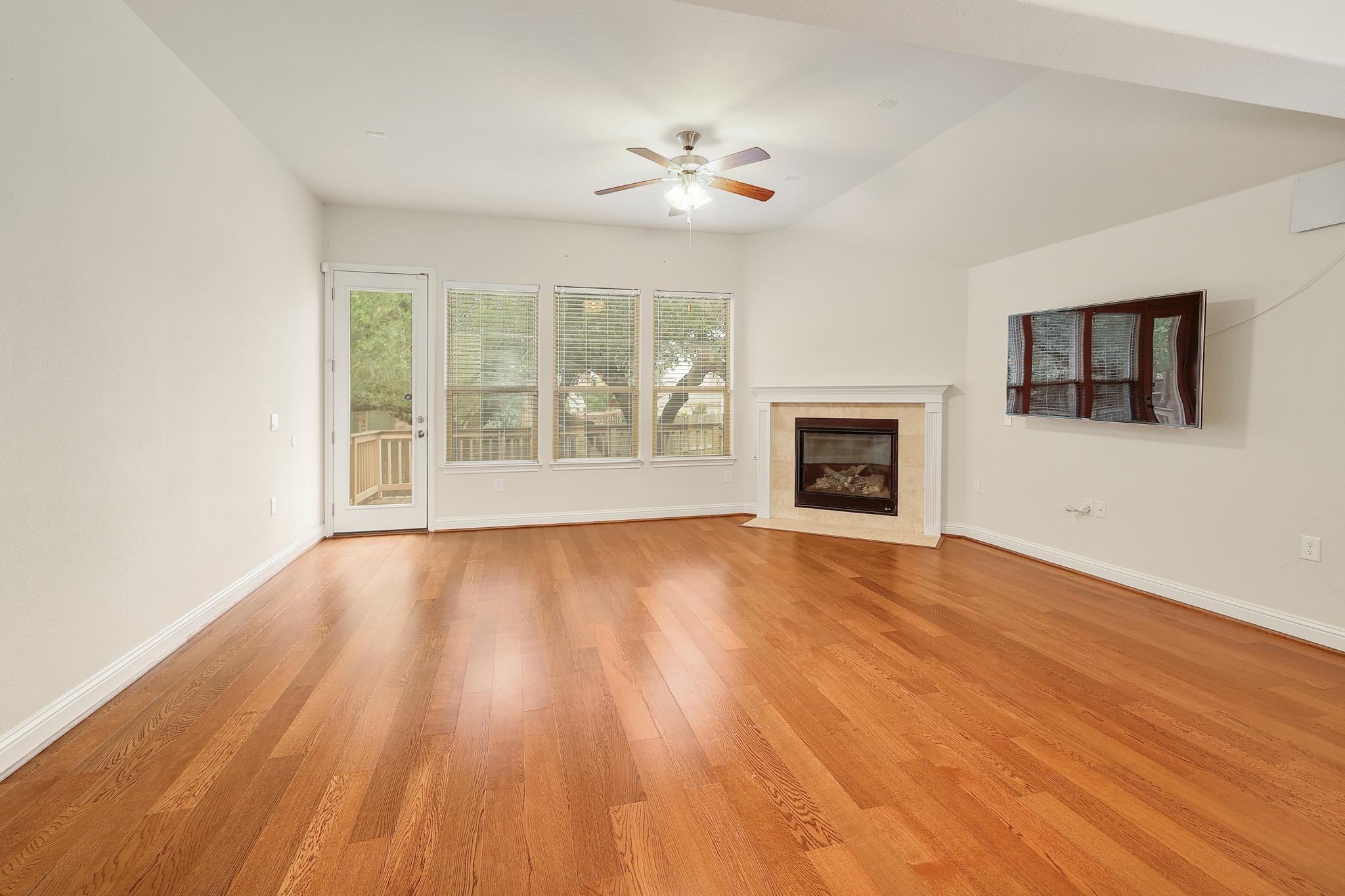 14201 W Tyburn TRL