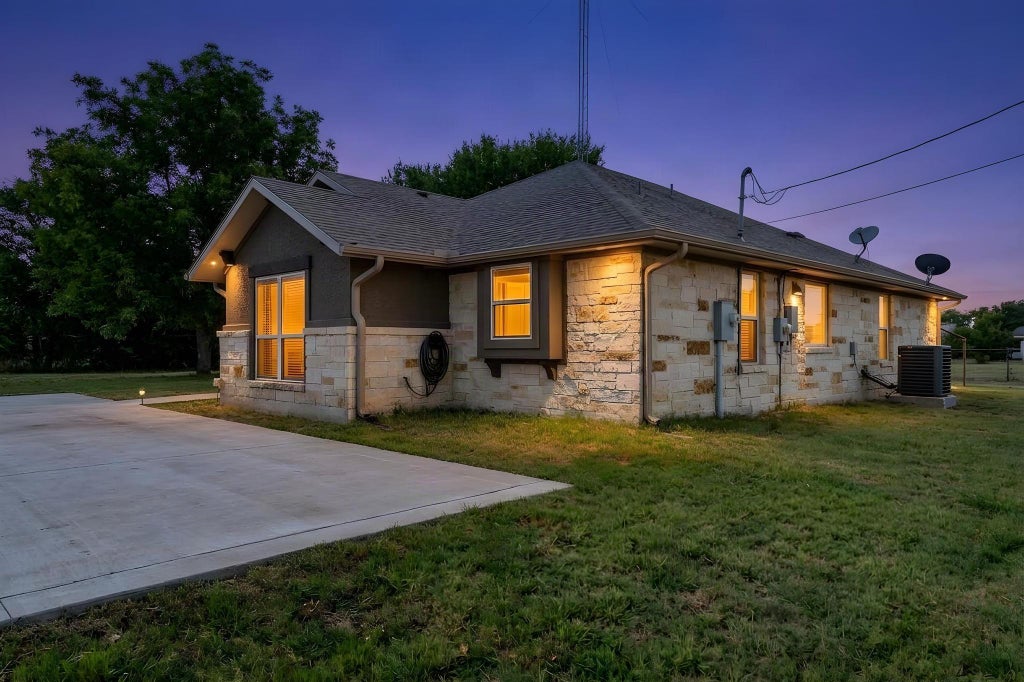 Photo of 343 E Jackson ST, Bartlett, TX 76511 (MLS # 6341004)