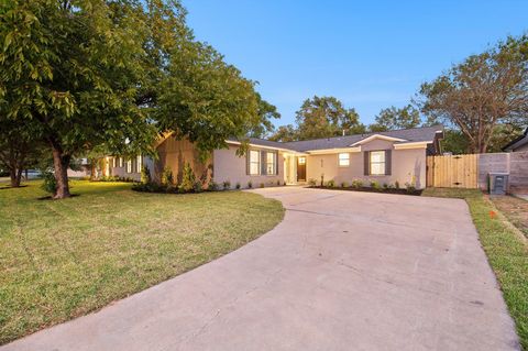 Photo of 8305 Briarwood LN, Austin, TX 78757 (MLS # 4402138)