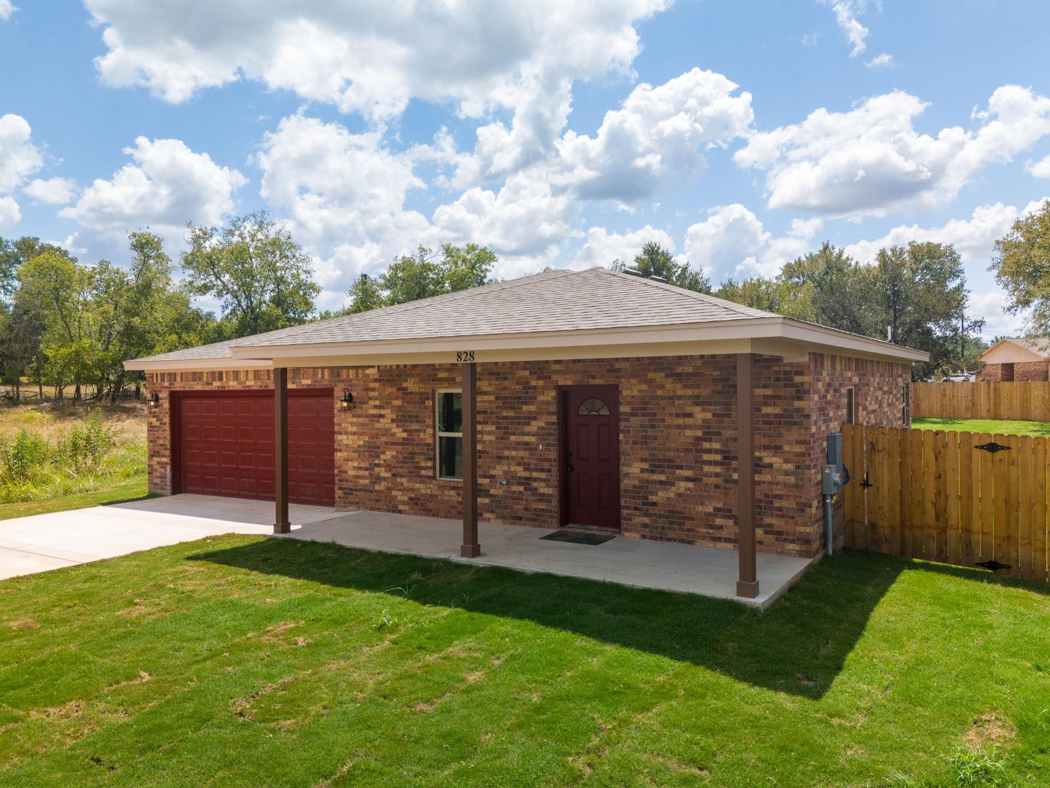 828 Elijah LN