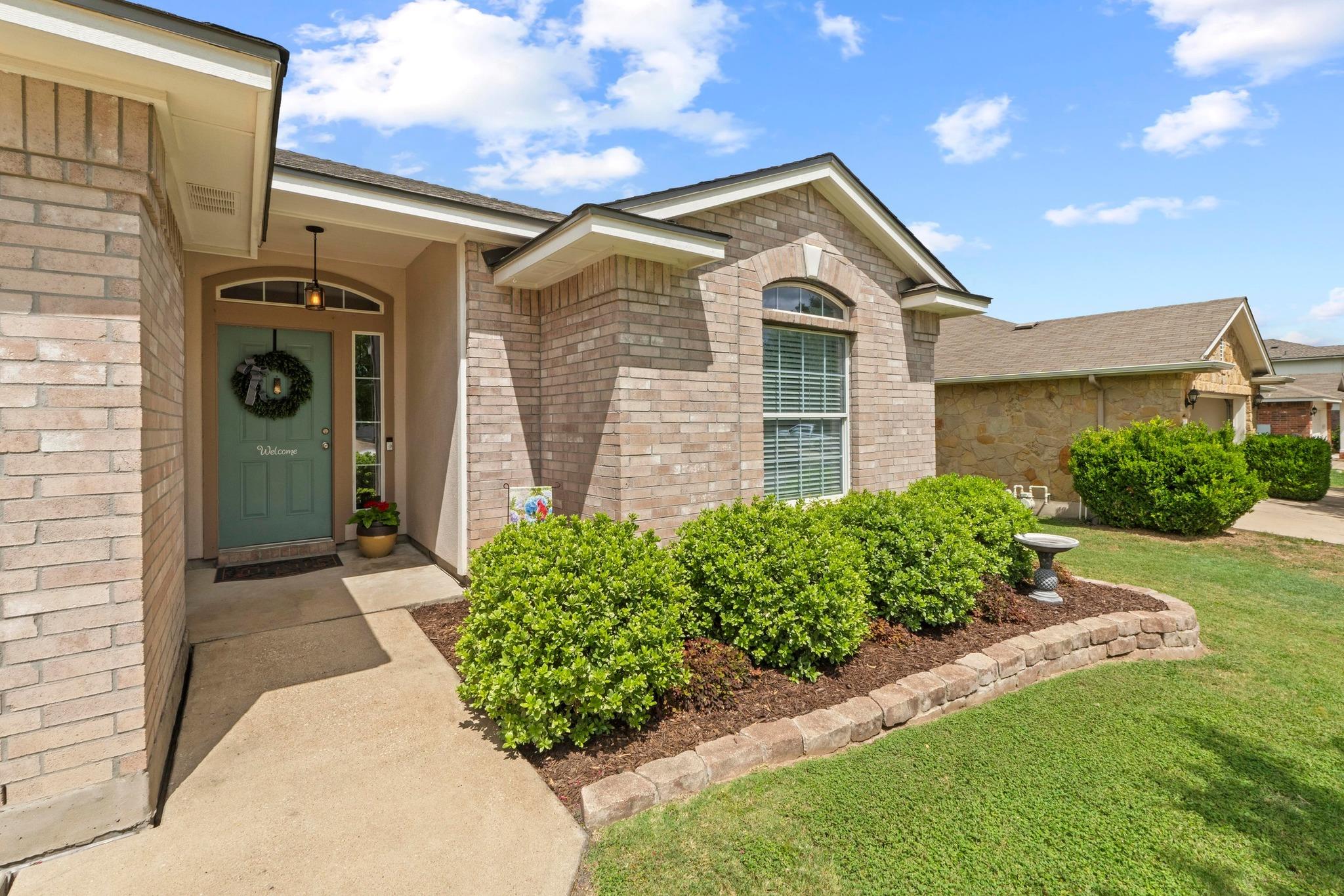 1111 Whitley DR
