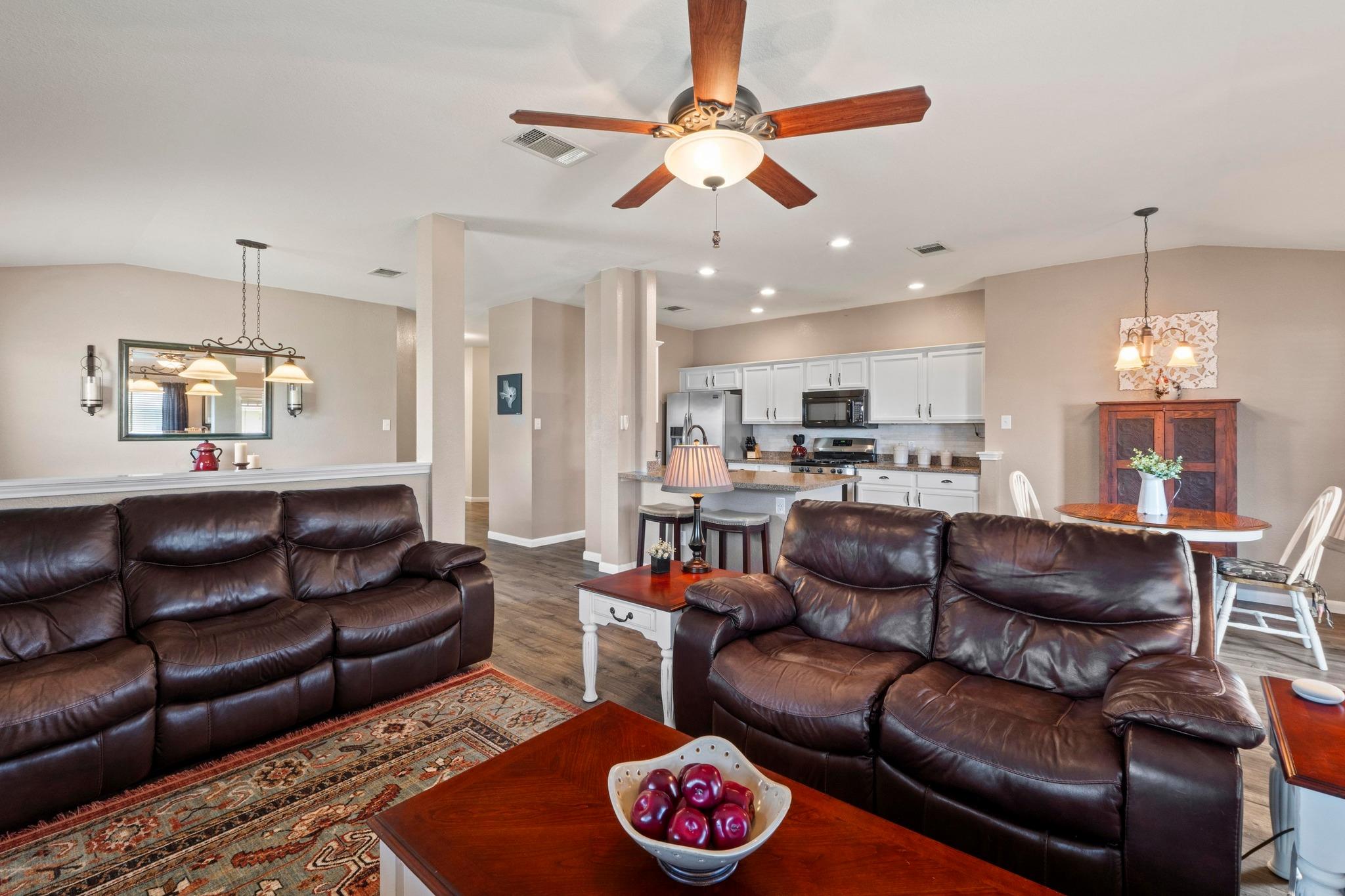 1111 Whitley DR