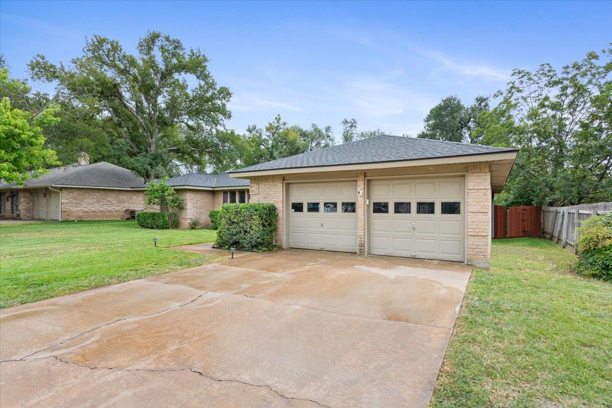 2100 Oakridge DR