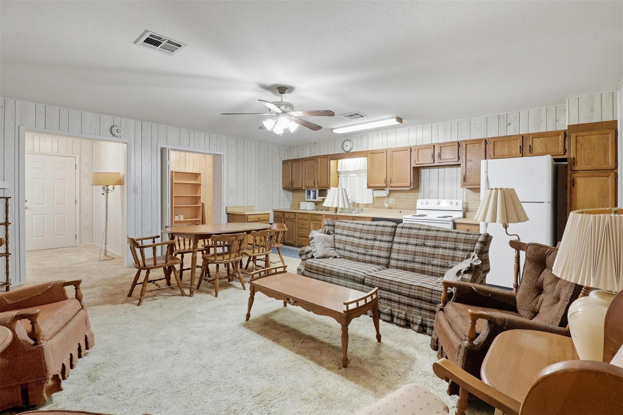 601 E Lakeshore LOOP