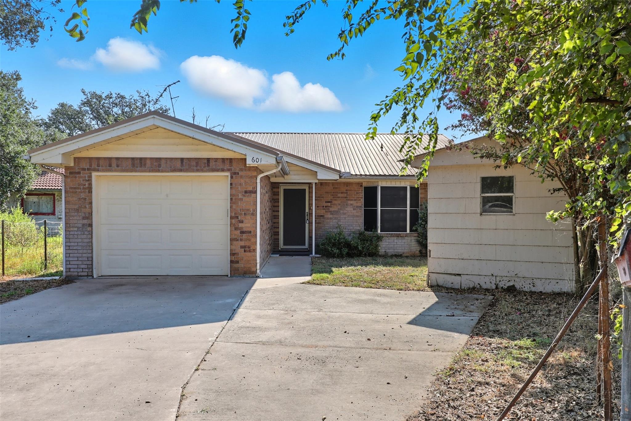 601 E Lakeshore LOOP