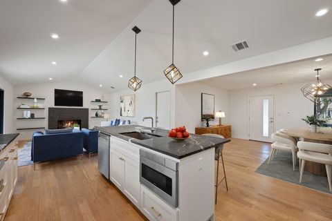 2111 Teakwood DR Austin TX 78757