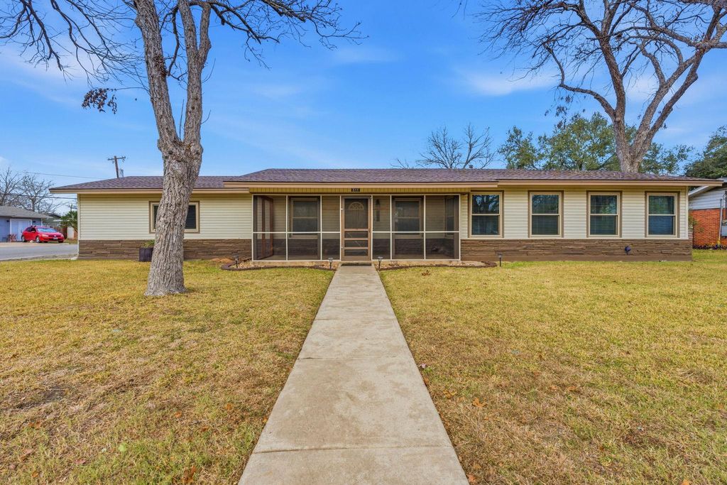 Photo of 811 Nixon ST, Lockhart, TX 78644 (MLS # 9735634)