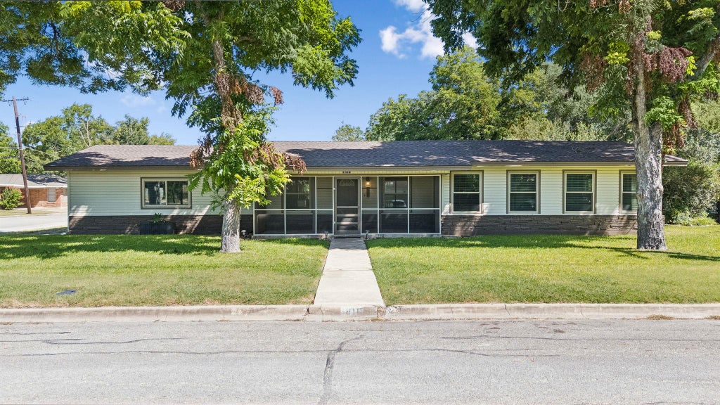Photo of 811 Nixon ST, Lockhart, TX 78644 (MLS # 9735634)