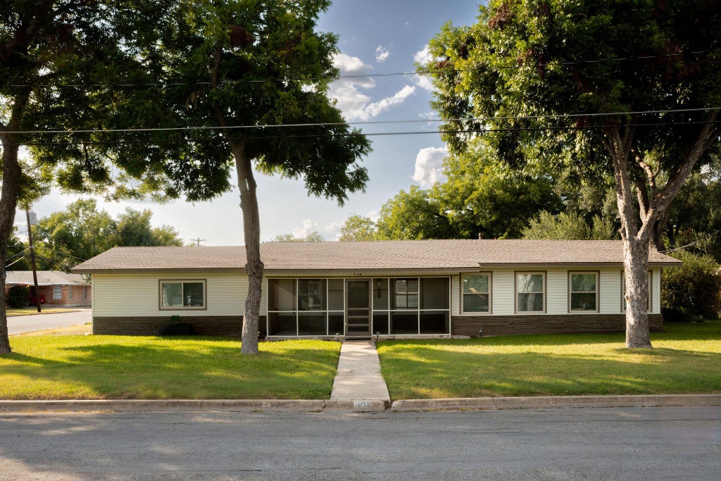 Photo of 811 Nixon ST, Lockhart, TX 78644 (MLS # 9735634)