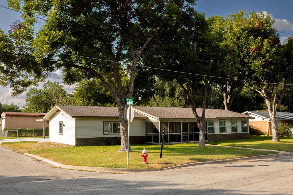 Photo of 811 Nixon ST, Lockhart, TX 78644 (MLS # 9735634)