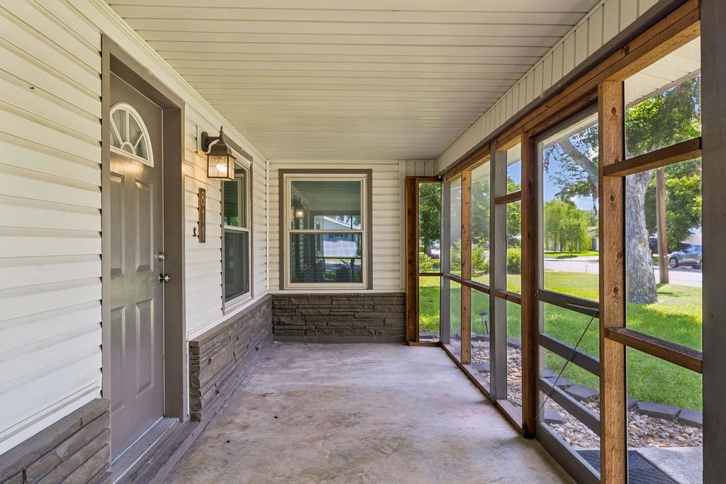 Photo of 811 Nixon ST, Lockhart, TX 78644 (MLS # 9735634)