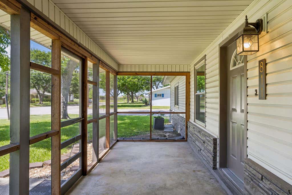 Photo of 811 Nixon ST, Lockhart, TX 78644 (MLS # 9735634)