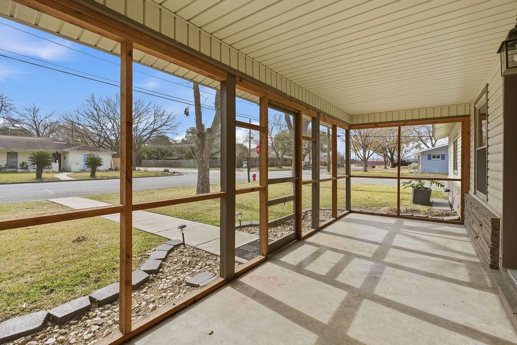 Photo of 811 Nixon ST, Lockhart, TX 78644 (MLS # 9735634)