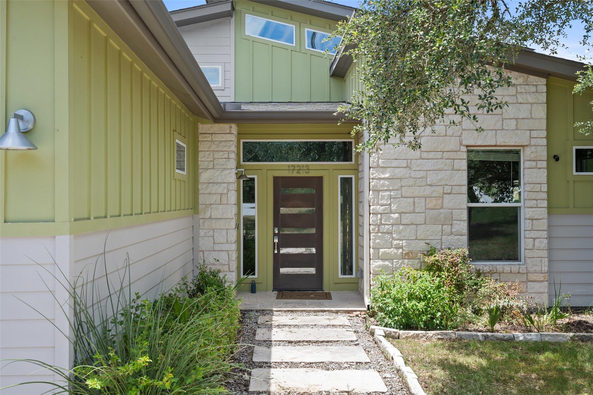17213 Oak Cliff CIR