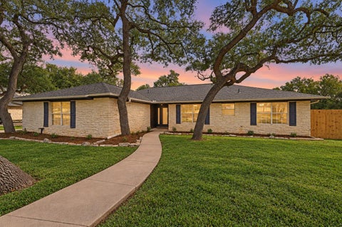Photo of 600 Meadow Oaks DR, Dripping Springs, TX 78620 (MLS # 7041949)