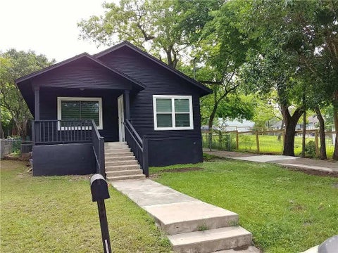 Photo of 1705 Singleton Ave, Austin, TX 78702 (MLS # 2681953)