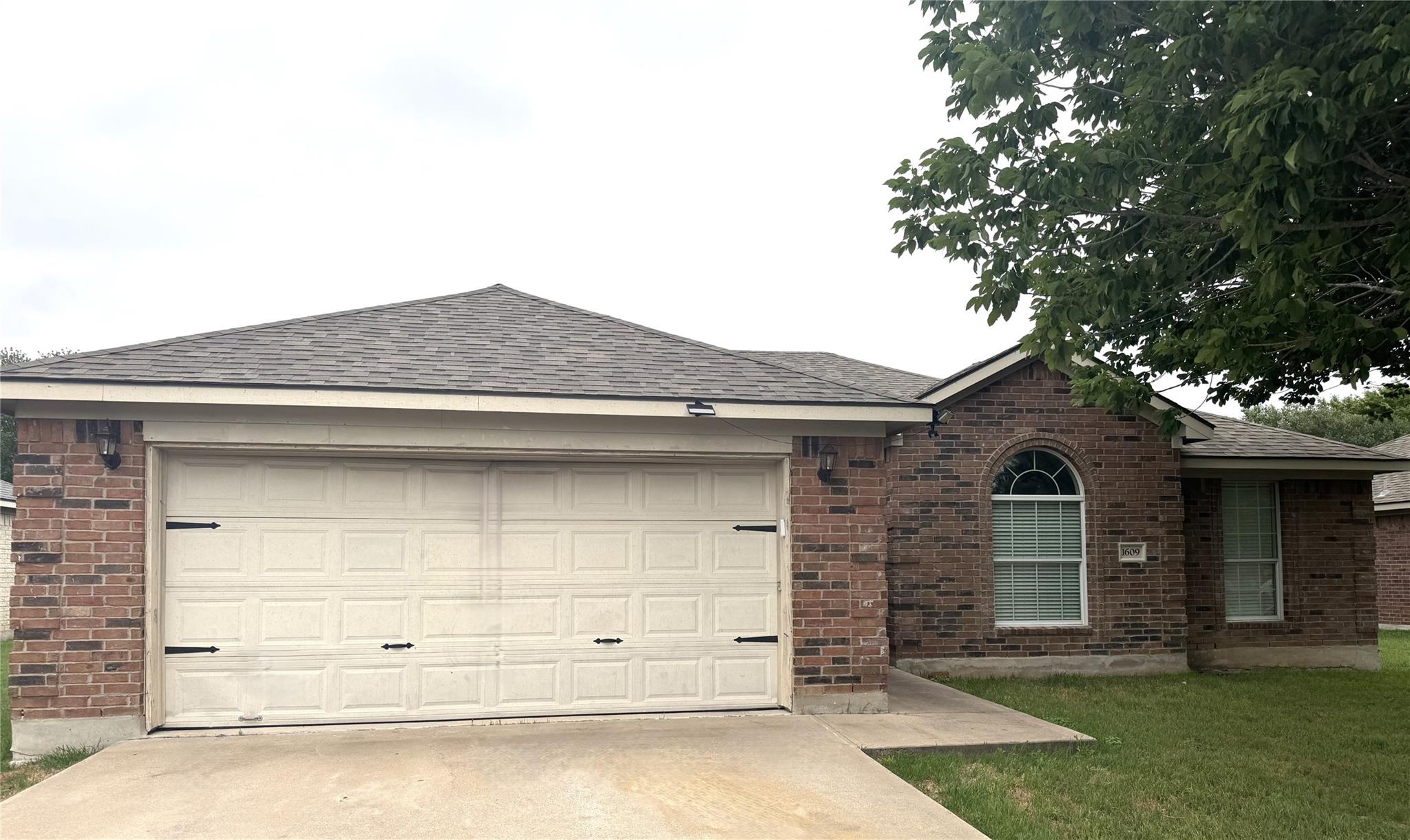 1609 Paint Brush DR