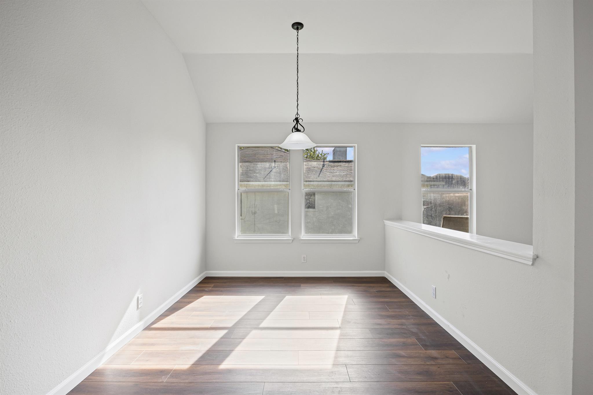 904 Honeysuckle DR