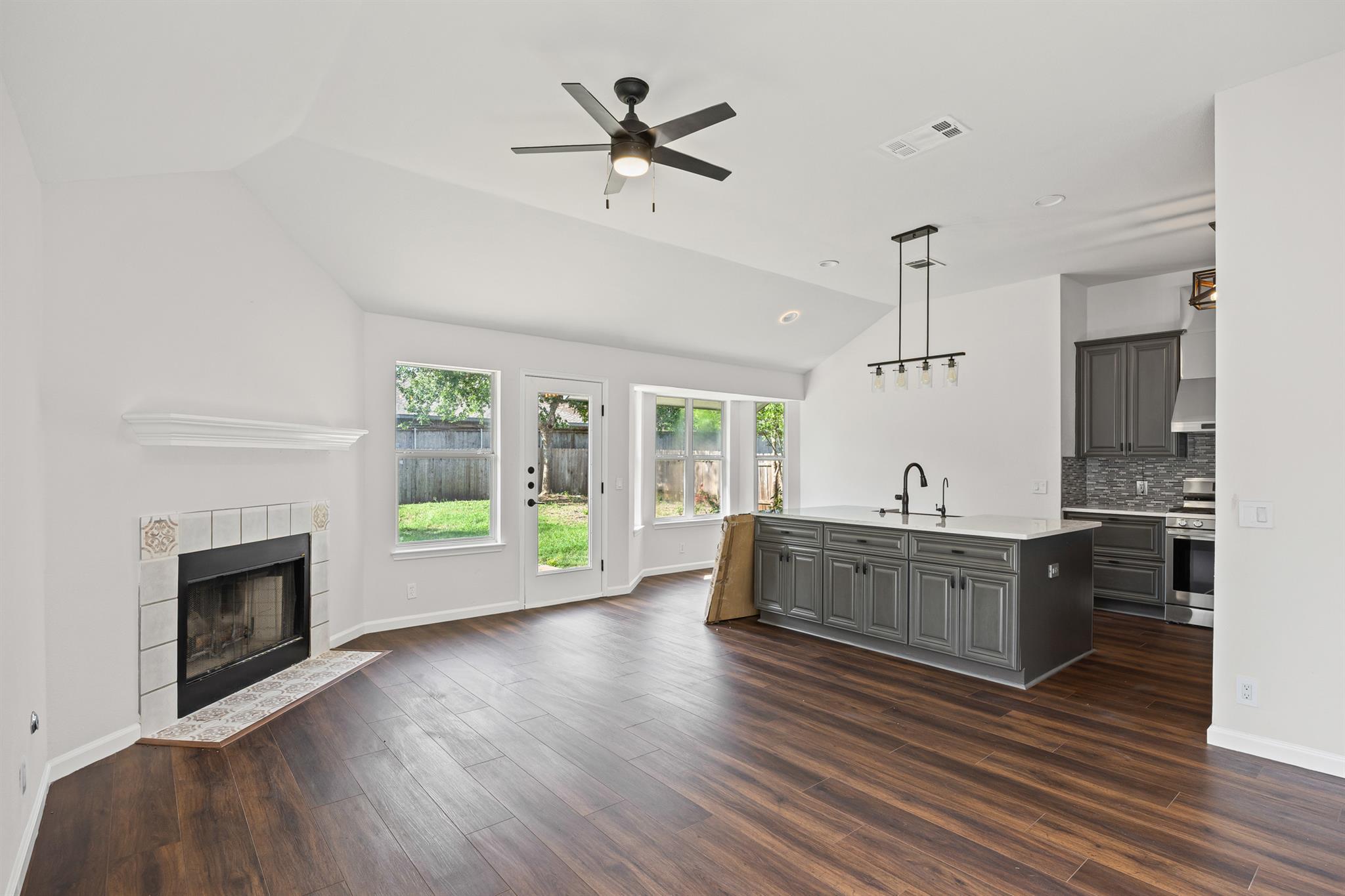 904 Honeysuckle DR