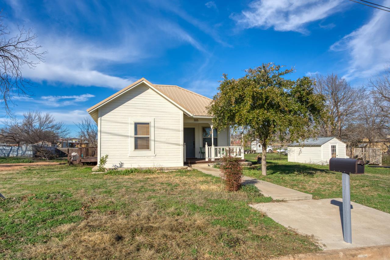 305 W Tarrant ST