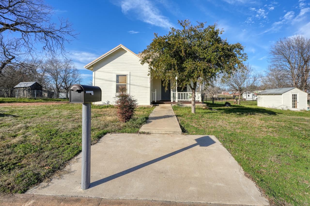 305 W Tarrant ST