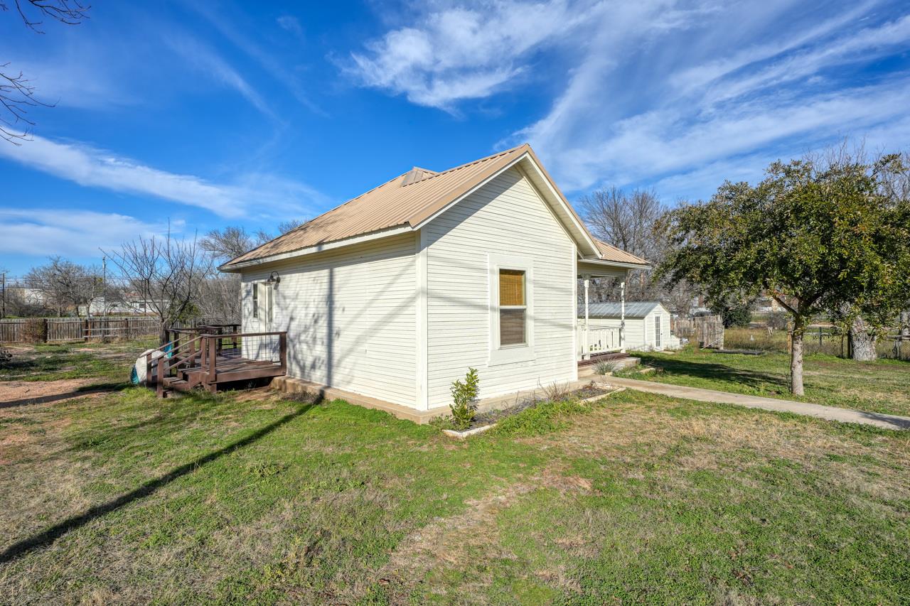 305 W Tarrant ST