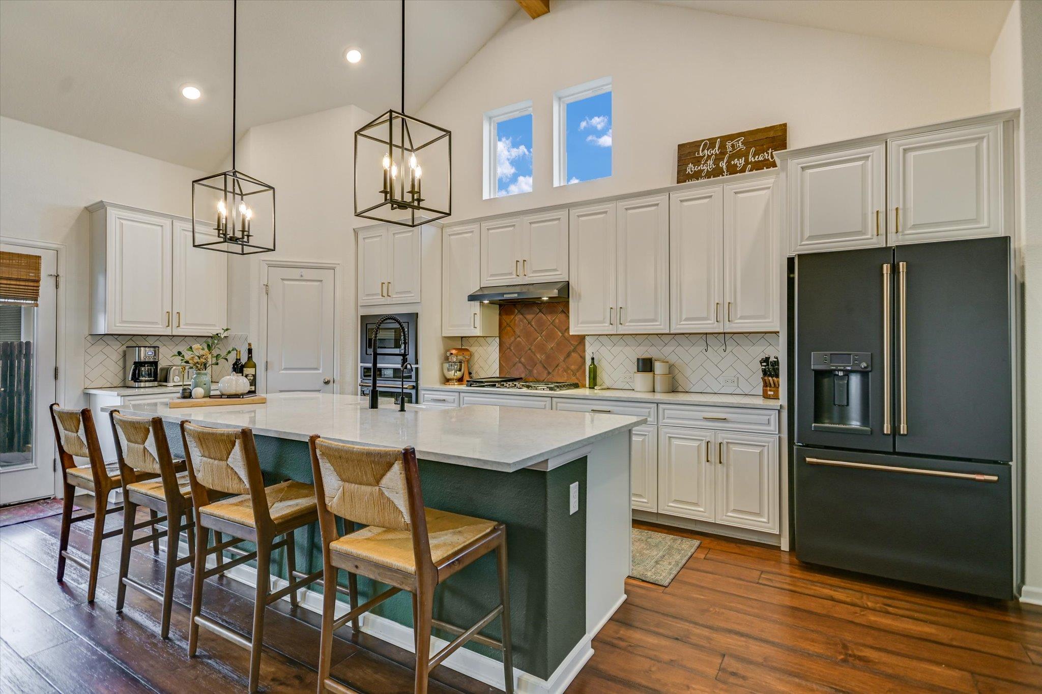 289 Helena LN