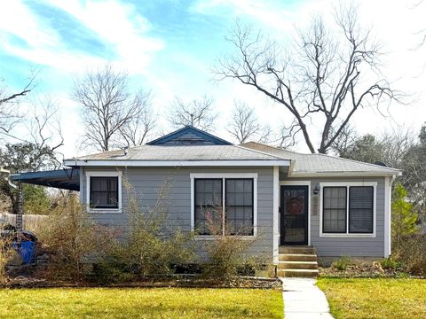 Photo of 900 W PRAIRIE LEA ST, Lockhart, TX 78644 (MLS # 6241831)