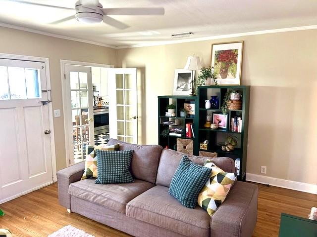 900 W PRAIRIE LEA ST