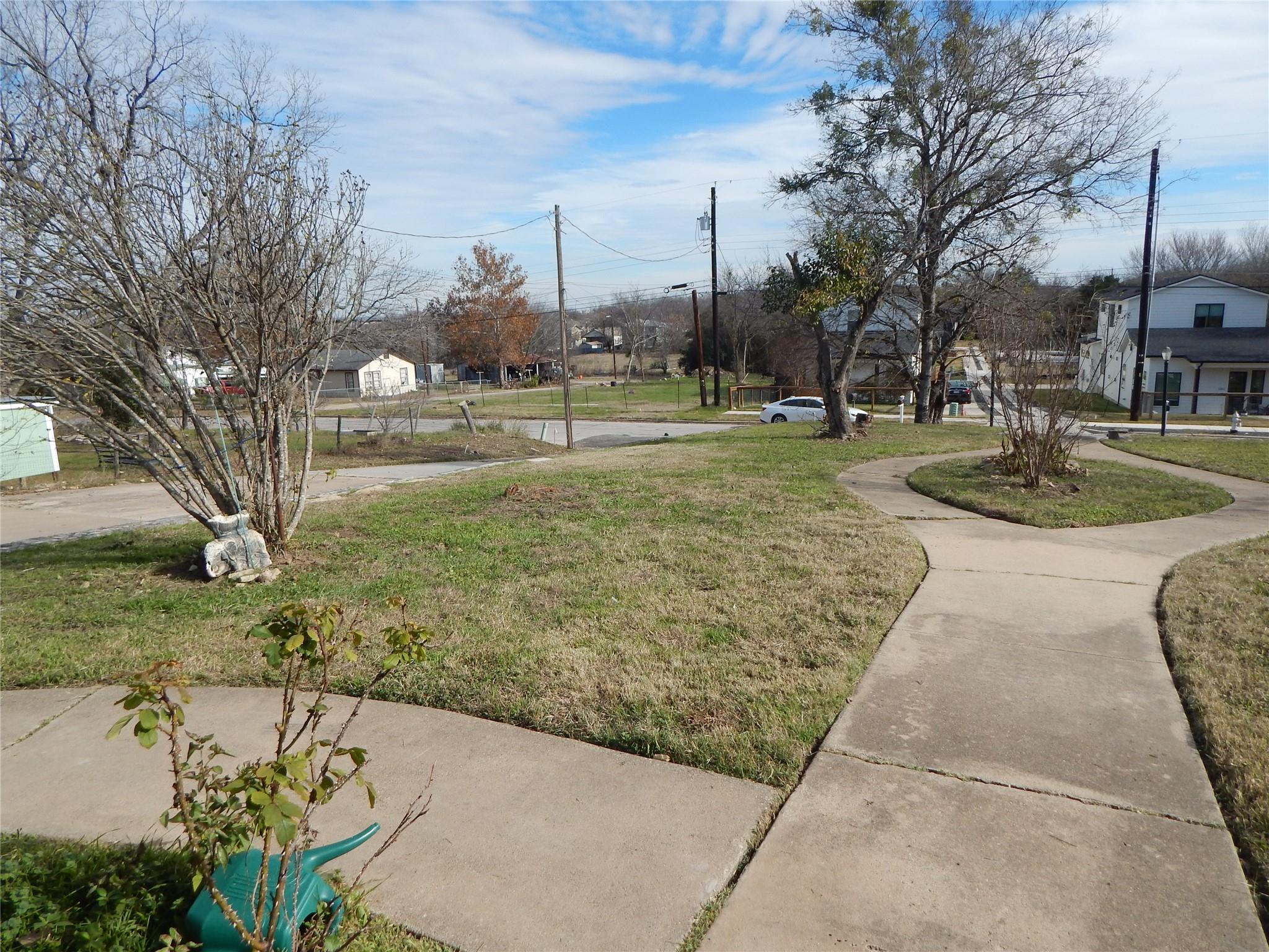 2300 Thrasher LN