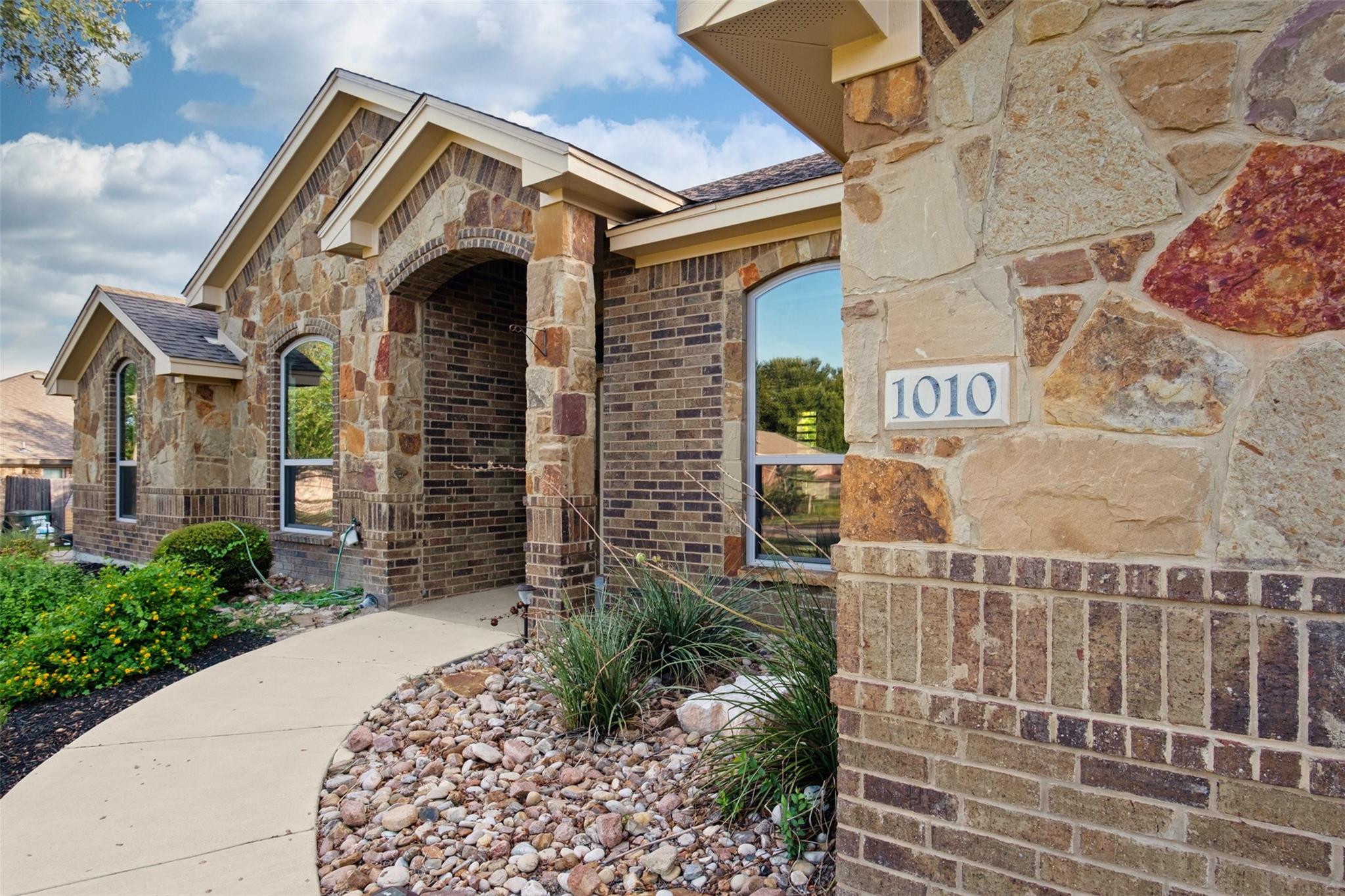 Photo 1 of 38 — 1010 Ridgeoak DR, Belton, TX 76513