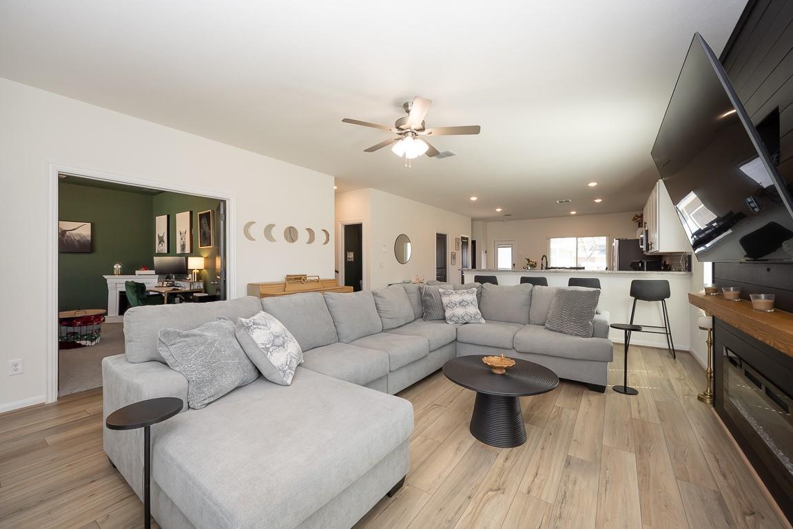 225 Villars DR