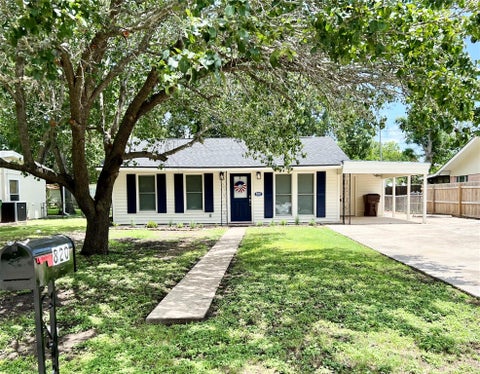 Photo of 820 W Live Oak ST, Lockhart, TX 78644 (MLS # 4603535)