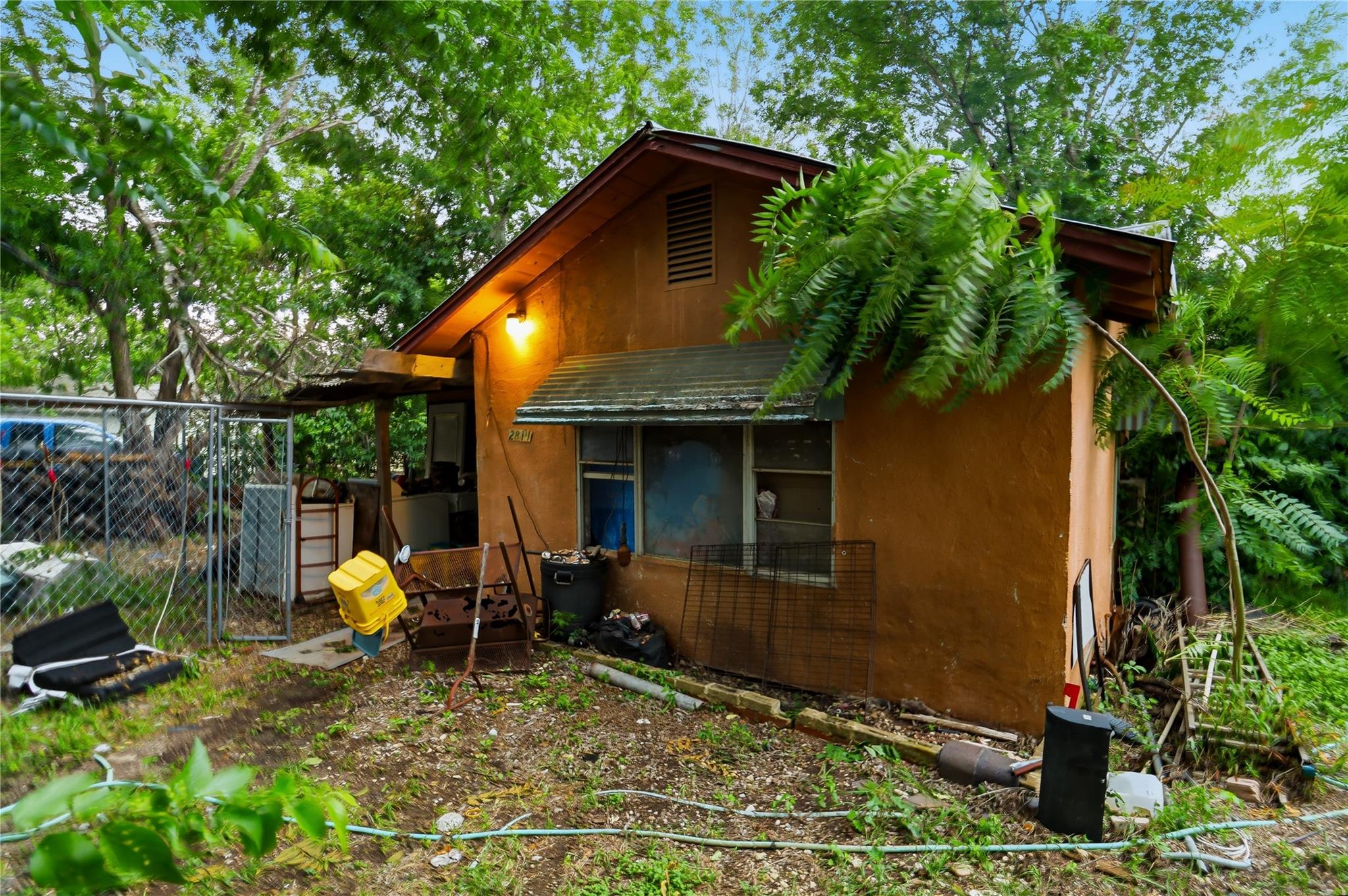 2811 Locust ST