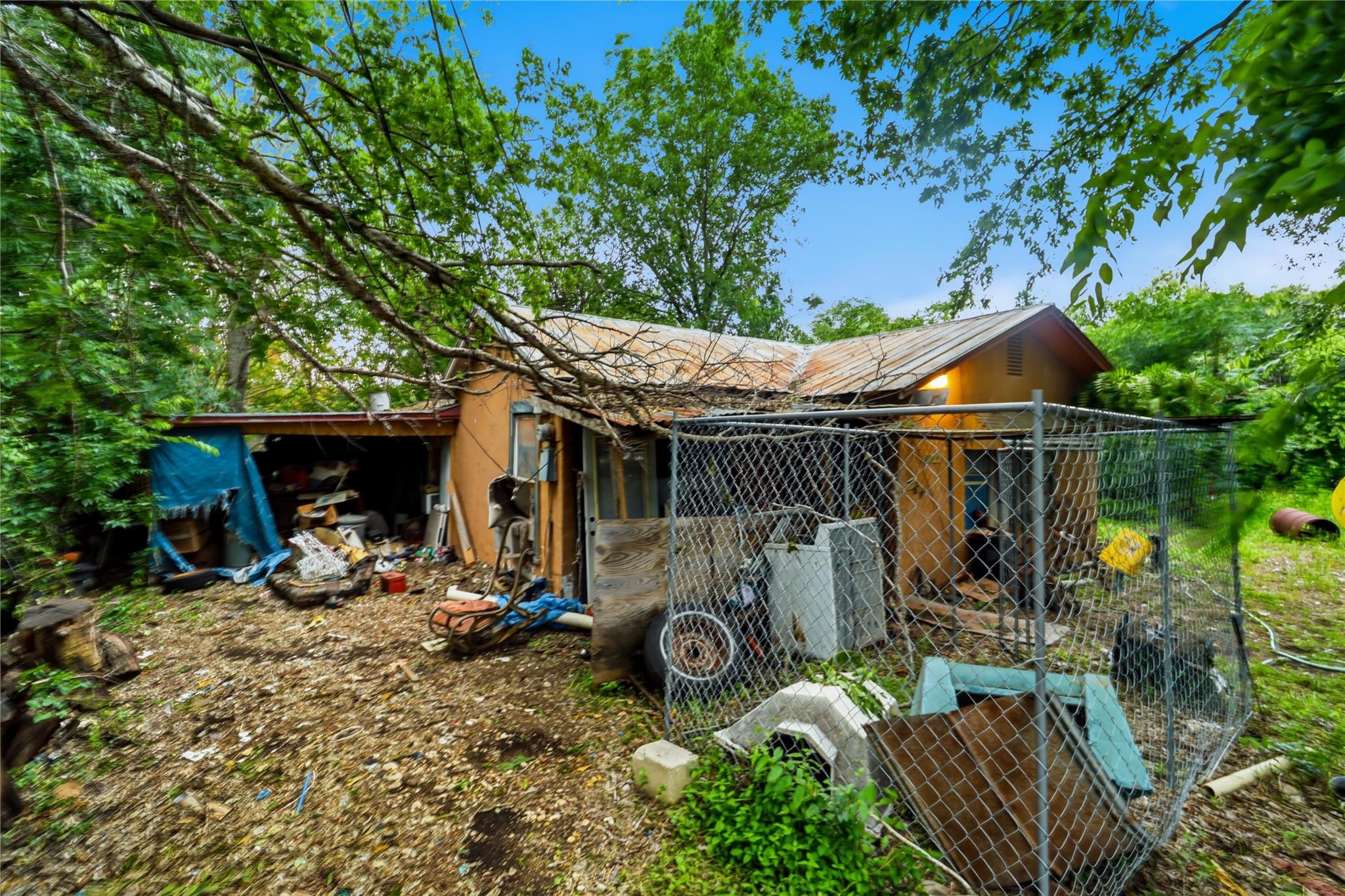 2811 Locust ST